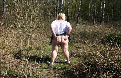 TAC Amateurs are proud to present you with xxx pictures featuring Lexie Cummings in porn scene with hardcore 3some sex